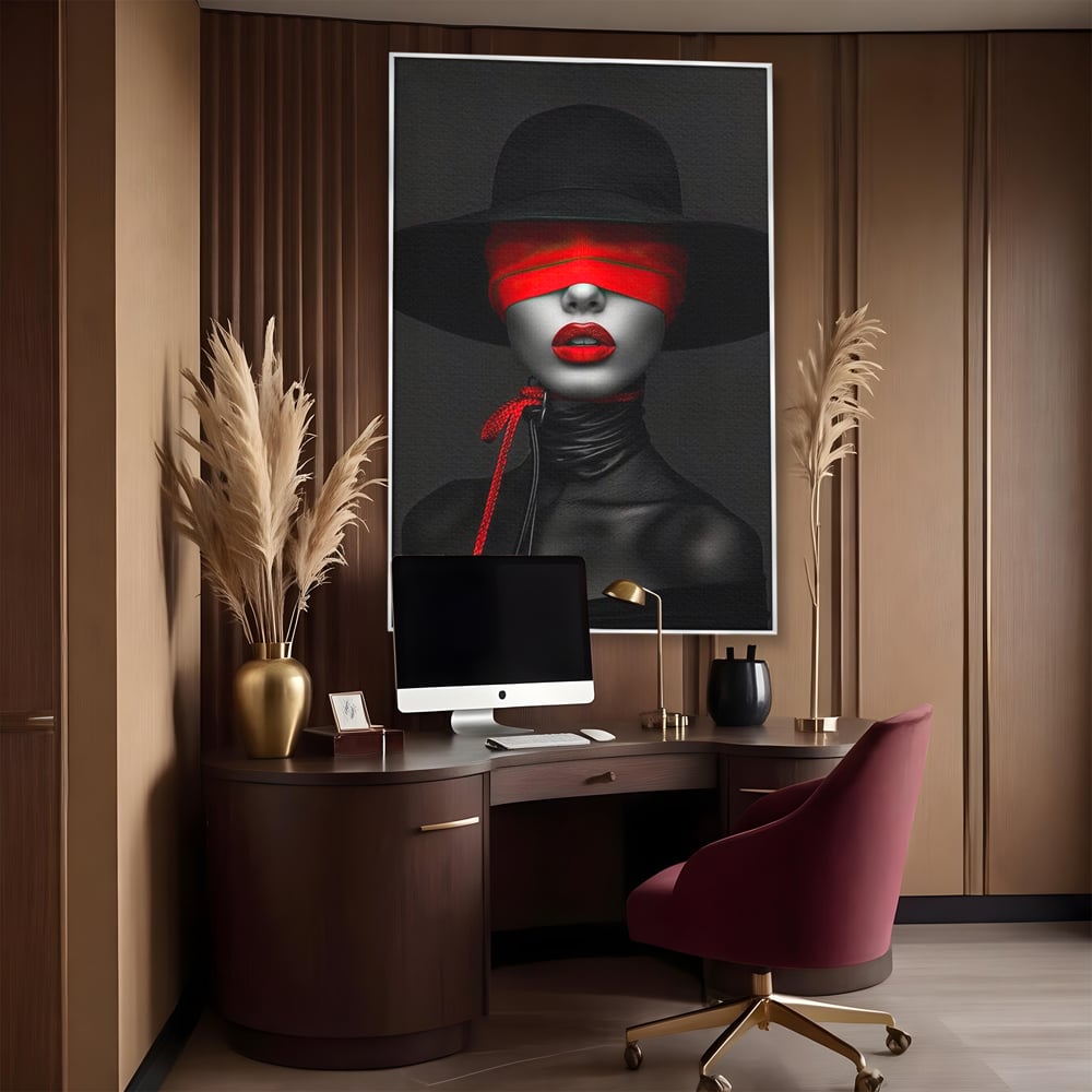 Tablou canvas cu tablou canvas cu femeie si voal rosu, in rama de aluminiu argintiu, pe perete intr-un birou